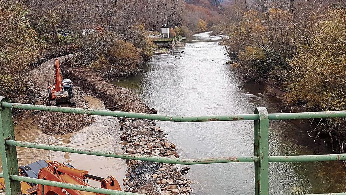 En la fotografía, un momento de los trabajos para arreglar este puente sobre el río Esla. | L.N.C.