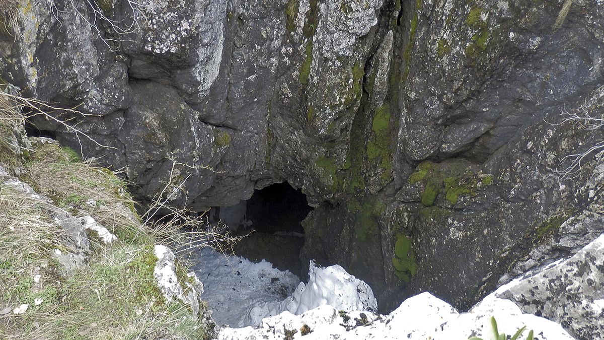 La nieve que se acumulaba en la entrada de este ‘pozo’ se hacía hielo y era utilizada por los vecinos para conservar los alimentos. | CHEMA ESCAPA La nieve que se acumulaba en la entrada de este ‘pozo’ se hacía hielo y era utilizada por los vecinos para conservar los alimentos. | CHEMA ESCAPA