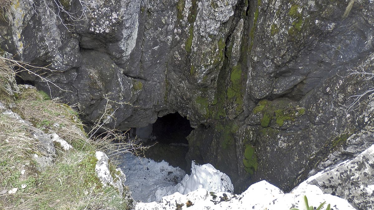 La nieve que se acumulaba en la entrada de este ‘pozo’ se hacía hielo y era utilizada por los vecinos para conservar los alimentos. | CHEMA ESCAPA