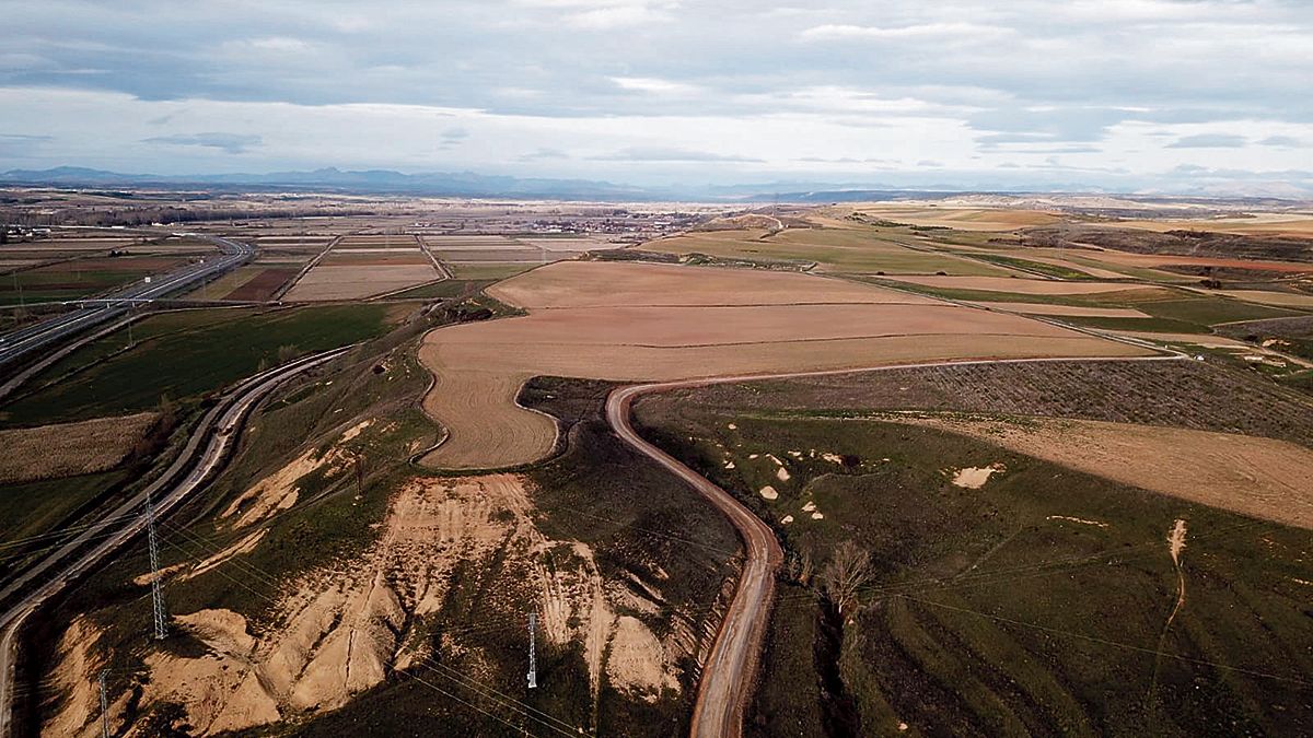 Imagen aérea de los accesos al yacimiento después de los recientes arreglos realizados en el camino. | ILC