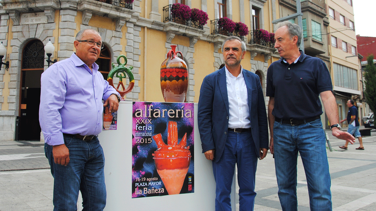 La presentación de esta muestra tuvo lugar ayer en la plaza Mayor. | Abajo