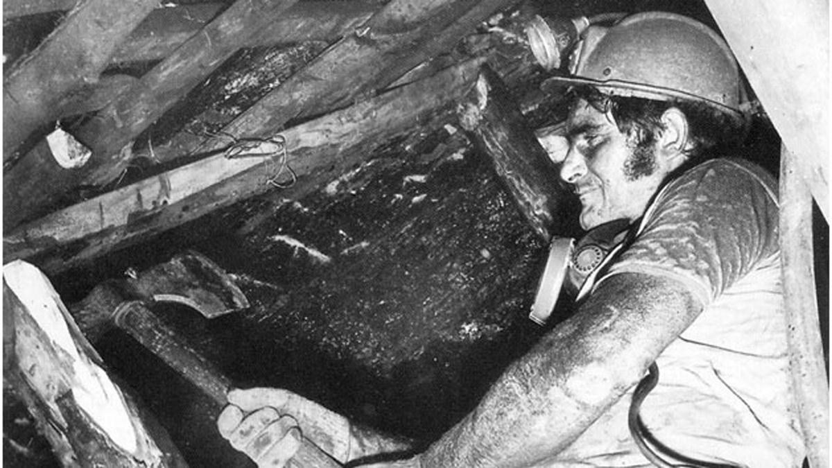 Un minero asturiano en el tajo, cuando aún quedaban minas. Un minero asturiano en el tajo, cuando aún quedaban minas.