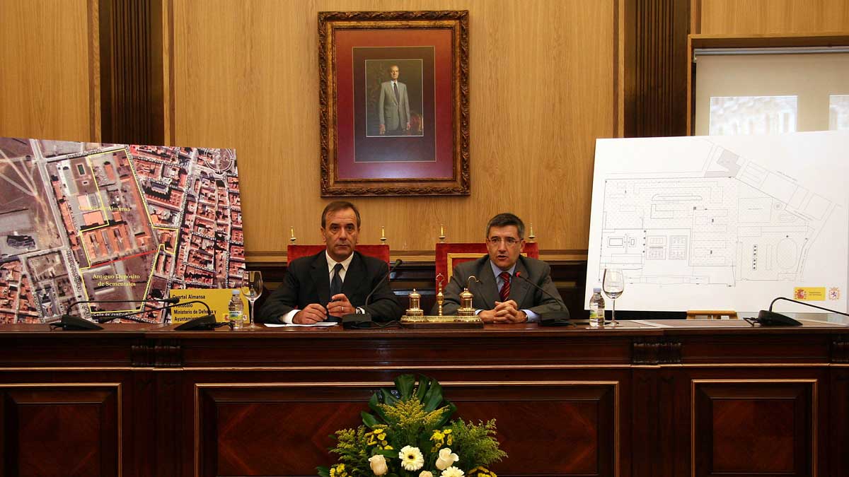 Un momento de la firma del convenio entre el Ayuntamiento de León y el Ministerio de Defensa en 2009. | ICAL