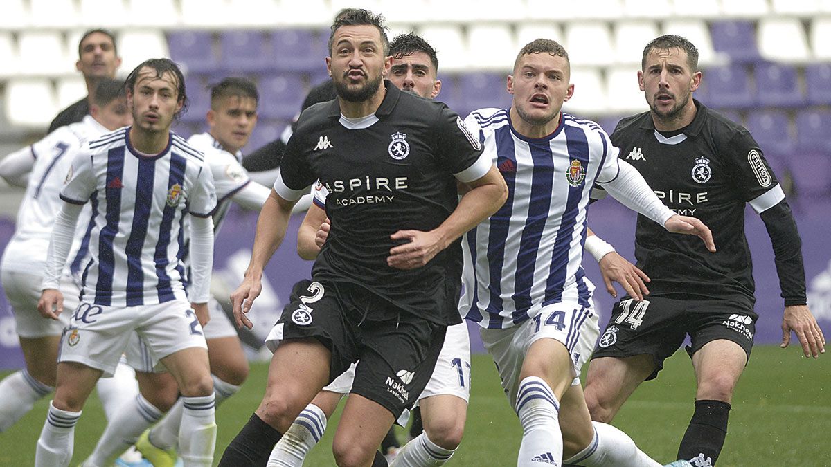 Rodas busca rematar un córner ante el Valladolid B. | MAURICIO PEÑA Rodas busca rematar un córner ante el Valladolid B. | MAURICIO PEÑA
