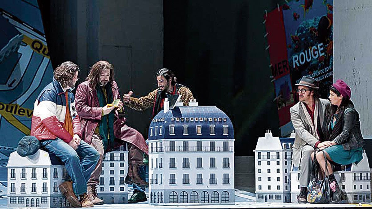 La moderna puesta en escena es una de las curiosidades de esta versión de ‘La Bohème’ de Puccini. La moderna puesta en escena es una de las curiosidades de esta versión de ‘La Bohème’ de Puccini.