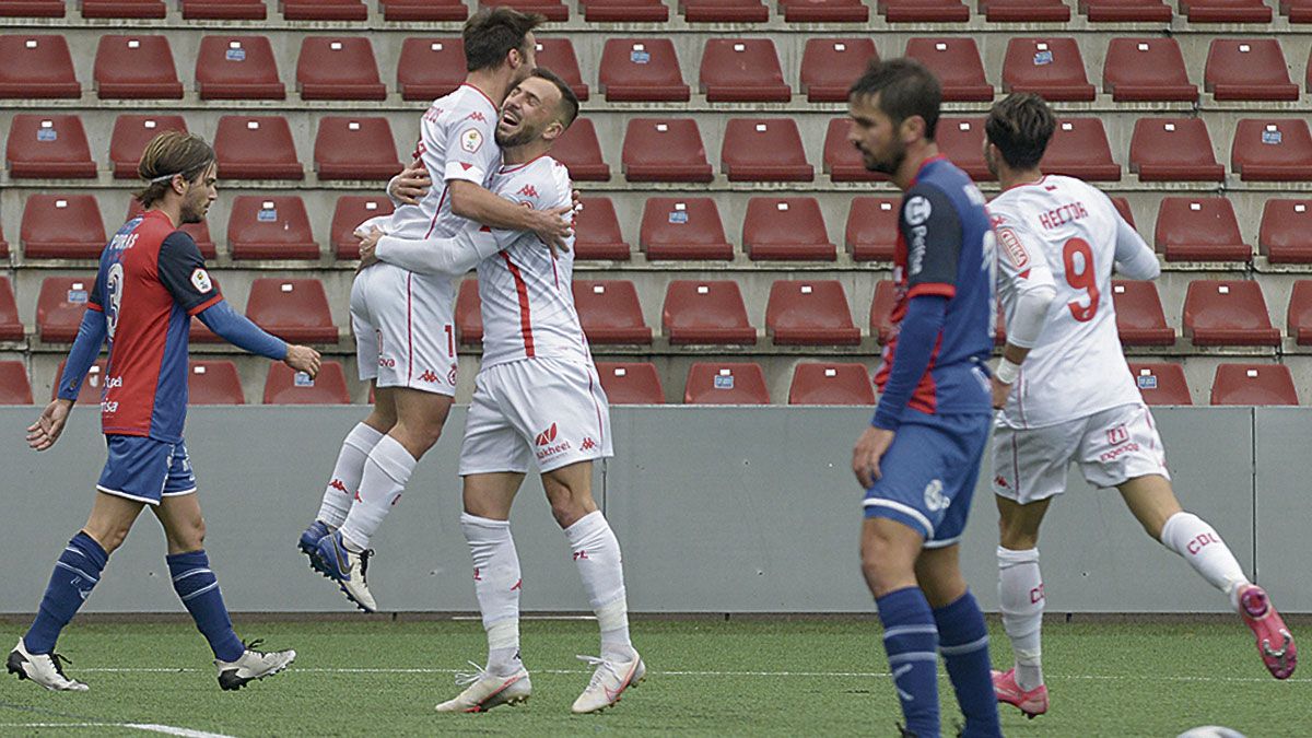 Sergio Marcos celebra con Dioni el gol logrado en Langreo. | MAURICIO PEÑA