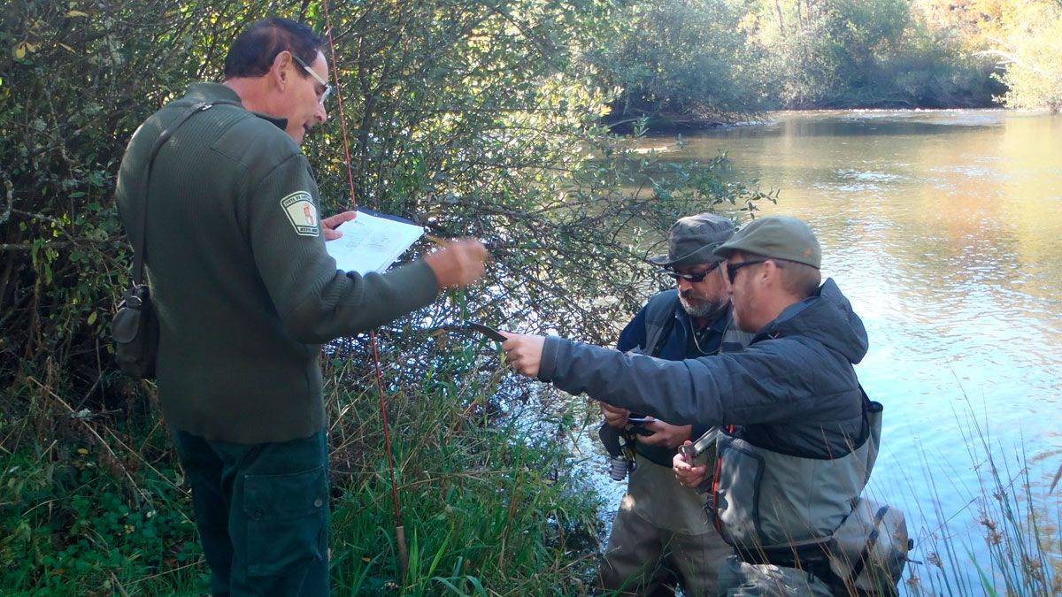 Fernando, el guarda de Vegaquemada, vigilando a pie de río. |R.P.N.