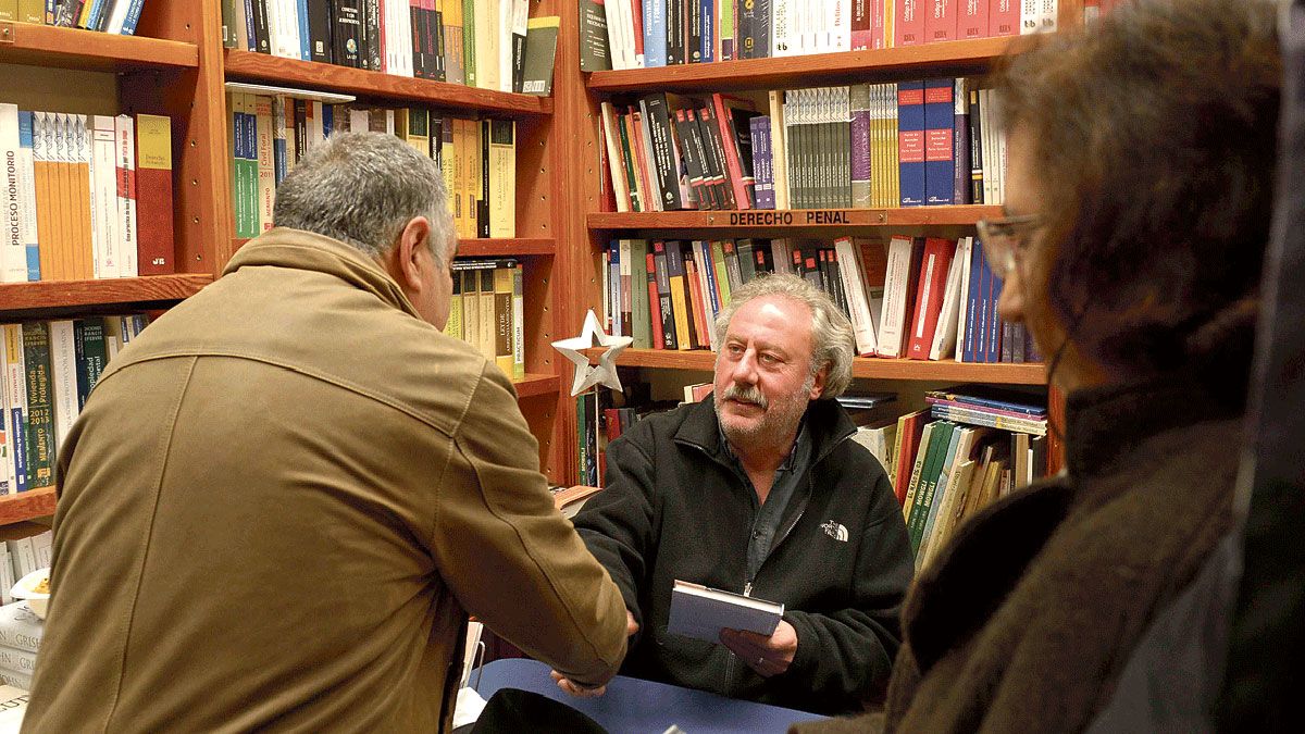 Julio Llamazares, autor de 'Primavera extremeña'. | MAURICIO PEÑA