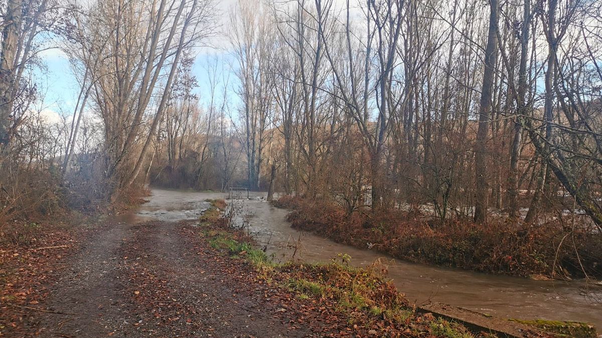 Foto de una de las fincas situada junto al río Curueño, en la mañana de este viernes.