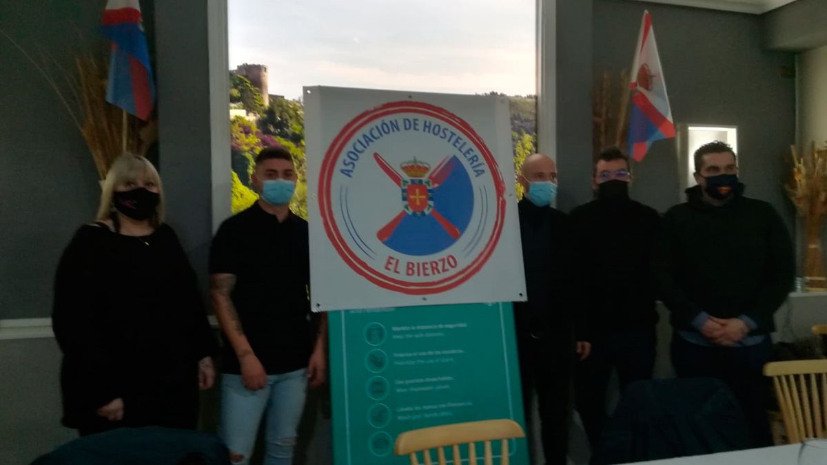 La directiva de la nueva Asociación de Hosteleros del Bierzo se presentó públicamente en Ponferrada. | M.I.