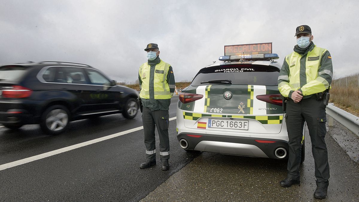 Las prácticas de este viernes incluyeron operaciones del plan de viabilidad invernal en la autopista León-Asturias (AP-66). | MAURICIO PEÑA