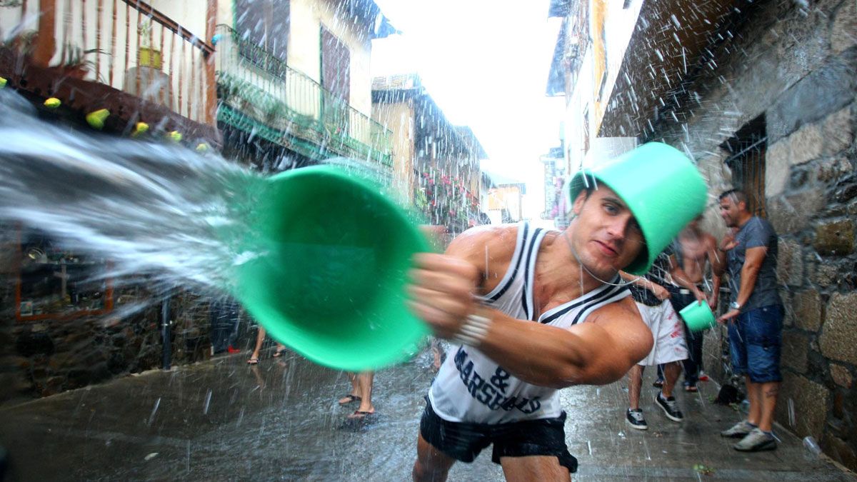 La Fiesta del Agua de Molinaseca reúne a muchos participantes. | César Sánchez (Ical)