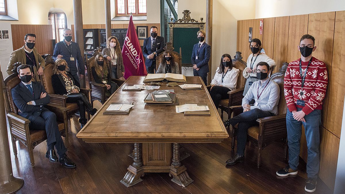 Parte de los trabajadores de Fundos en el Museo Casa Botines de León, con José María Viejo en el centro. | MAURICIO PEÑA