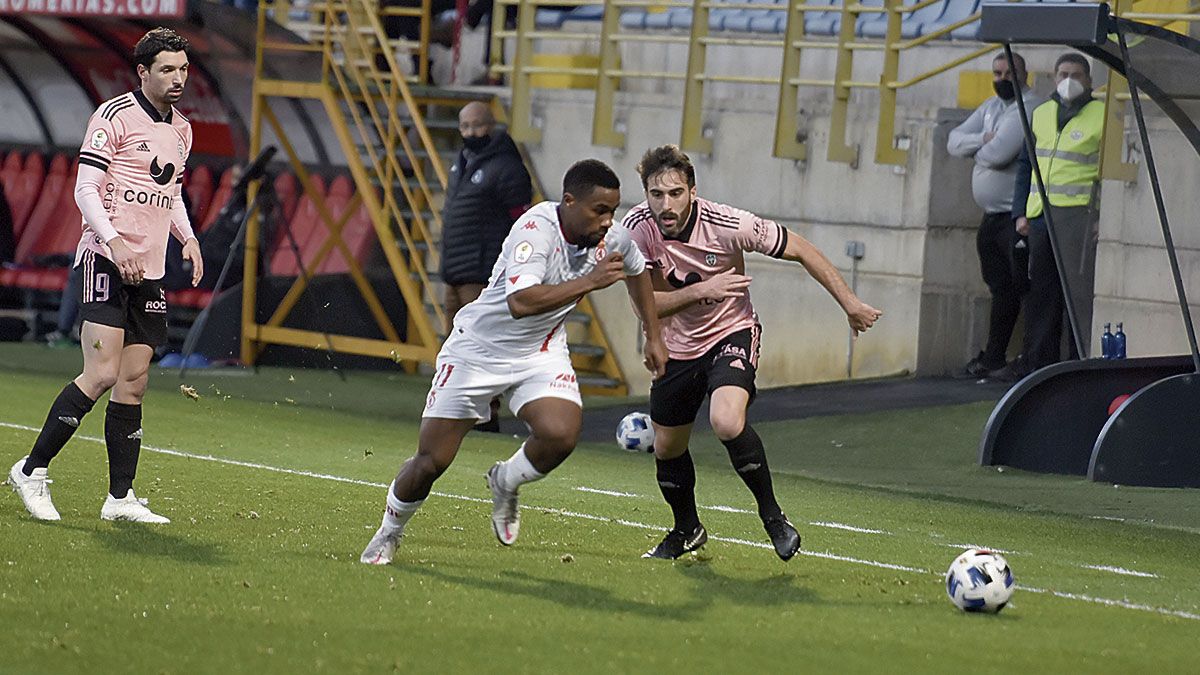 Kawaya, que sigue cogiendo el ritmo tras su lesión, sigue jugando con Idiakez por su banda natural, la izquierda. | SAÚL ARÉN