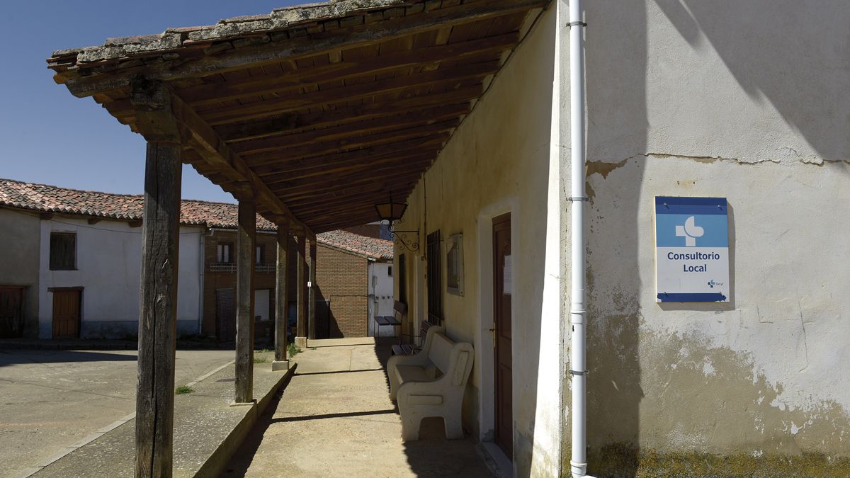 Un consultorio local de la provincia de León, que en este modelo quedaría a expensas de necesidades puntuales. | MAURICIO PEÑA