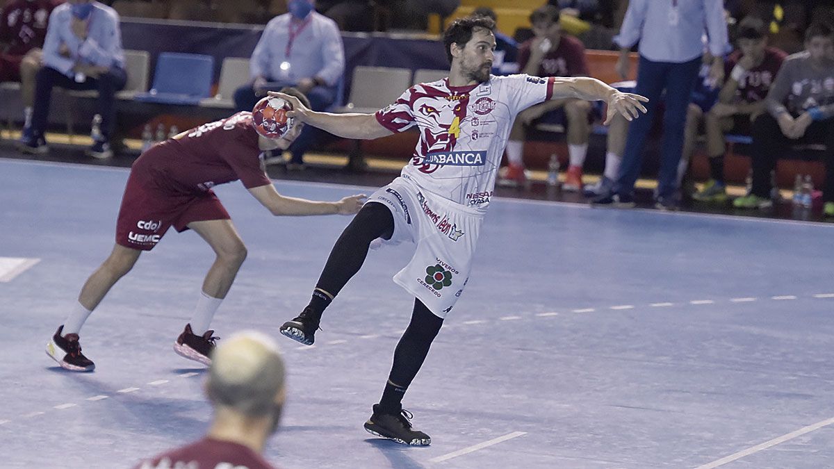 Feuchtmann lanza un penalti frente al Valladolid. | SAÚL ARÉN