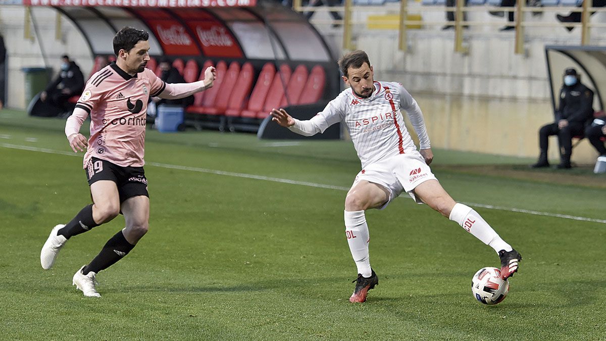 Castañeda hace un recorte frente al Covadonga. | SAÚL ARÉN