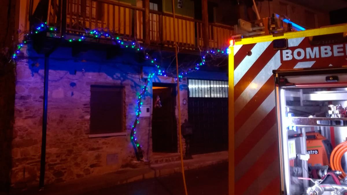 Los trabajos de los Bomberos se estiraron toda la noche. | BOMBEROS PONFERRADA