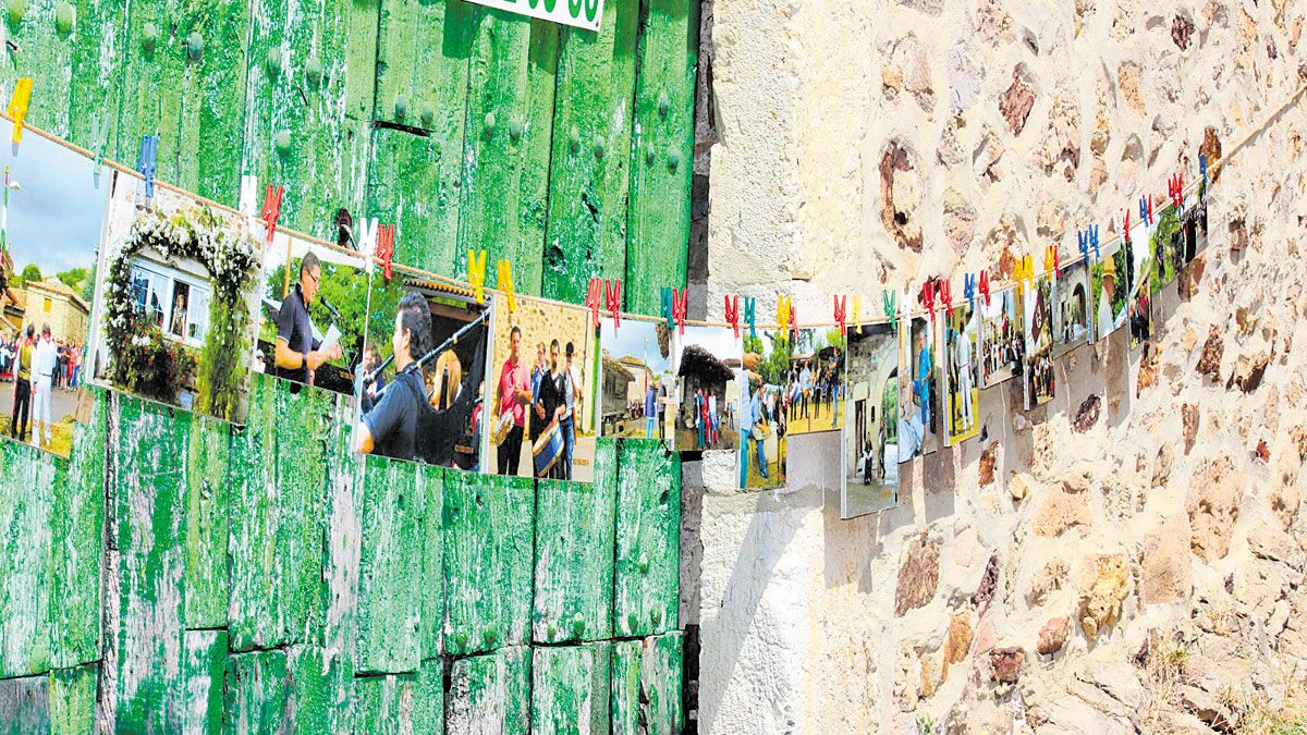 Un ‘tendal’ de fotografías del Encuentro de Música Tradicional que cada verano se celebraba en Felechas, este año no. | A.R. LORENZANA