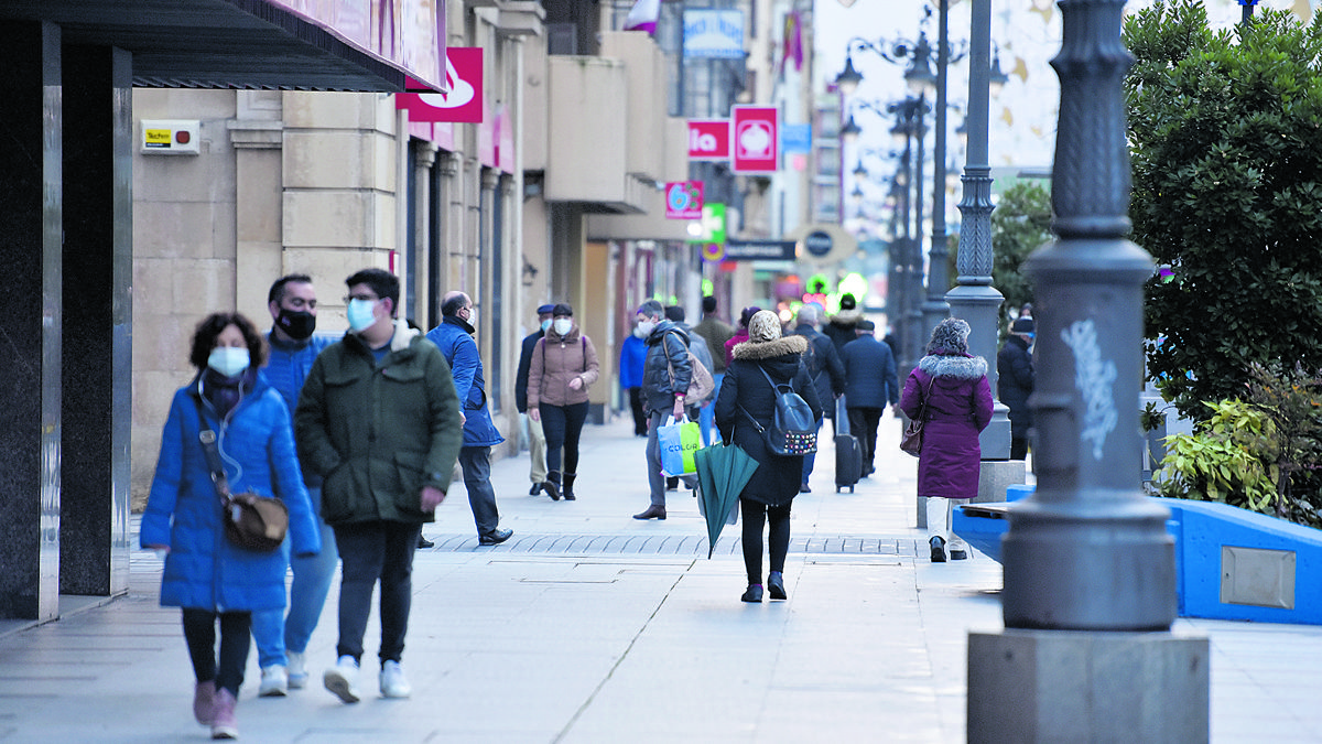 El comercio de proximidad da vida a las calles de León. | SAÚL ARÉN