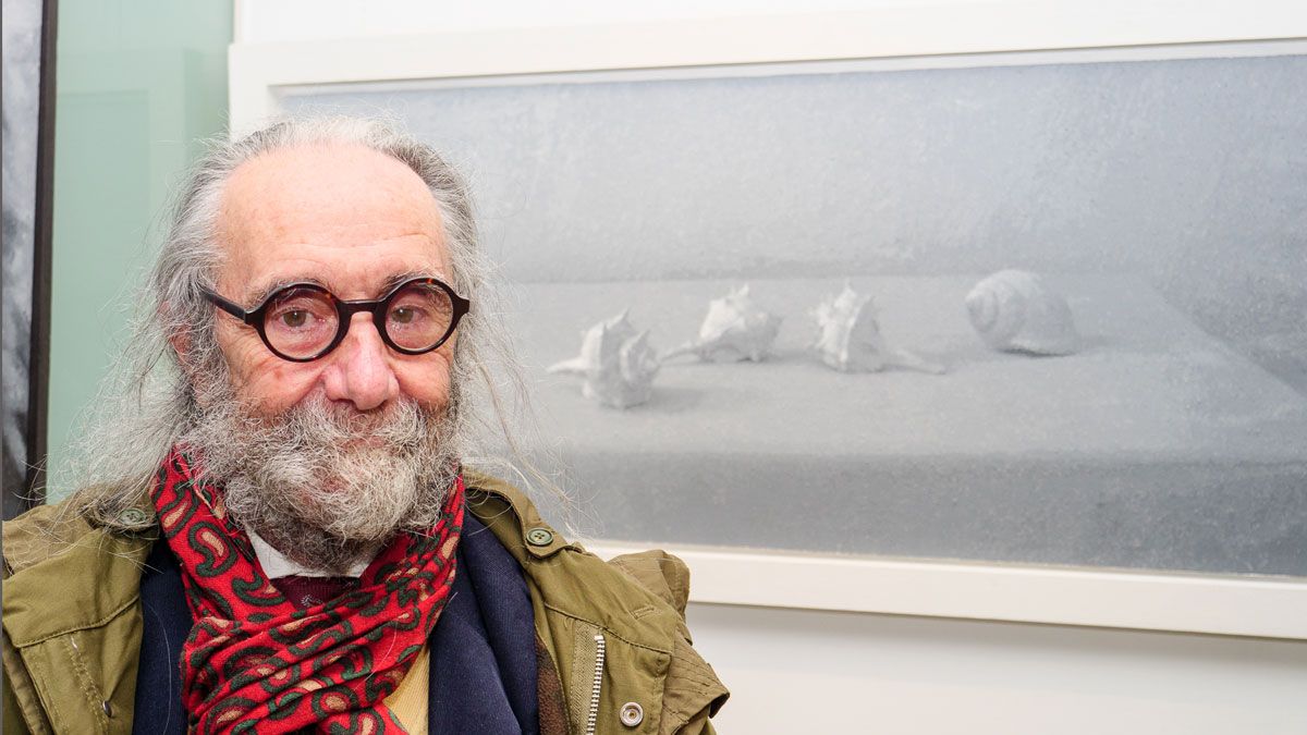 El artista Carlos Muro posa ante su último cuadro de caracolas. | VICENTE GARCÍA
