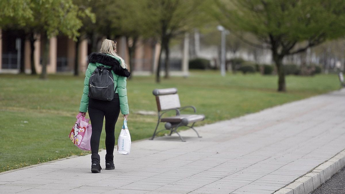 Muchos jóvenes tienen que buscar oportunidades laborales en Madrid. | SAÚL ARÉN