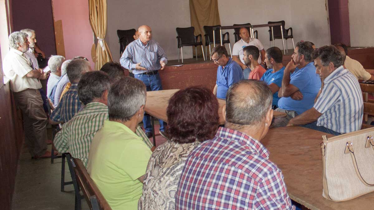 Toral de los Guzmanes reunió ayer a unos 50 ganaderos de la zona sur de la provincia. | T.G.