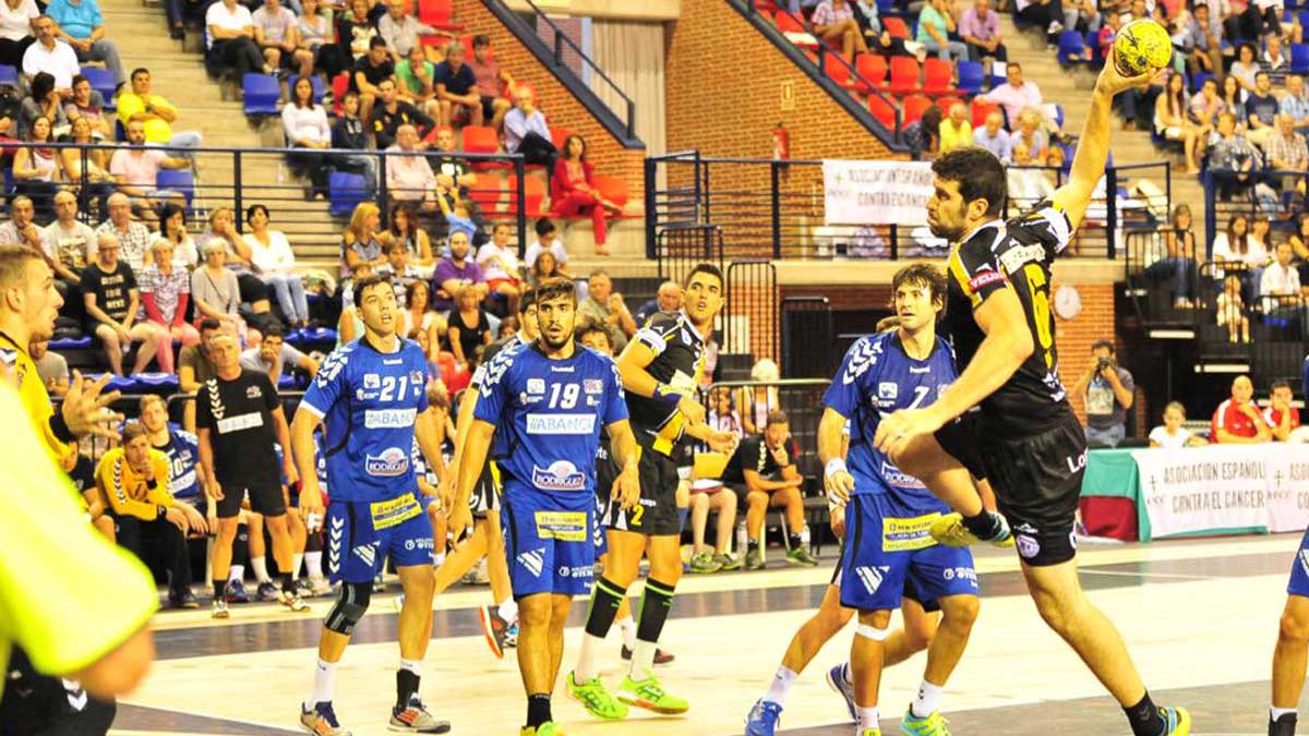 Naturhouse La Rioja y Abanca Ademar se verán las caras en un interesante partido de pretemporada. | MAURICIO PEÑA Naturhouse La Rioja y Abanca Ademar se verán las caras en un interesante partido de pretemporada. | MAURICIO PEÑA