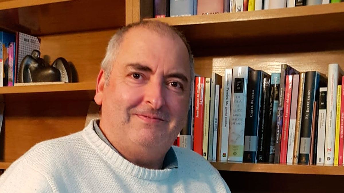 El coordinador José Ignacio García con la nueva publicación del proyecto editorial 'Contamos la Navidad'.