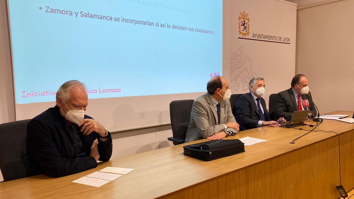 Presentación del informe técnico de 'Iniciativa Autonómica Leonesa'. | SAÚL ARÉN
