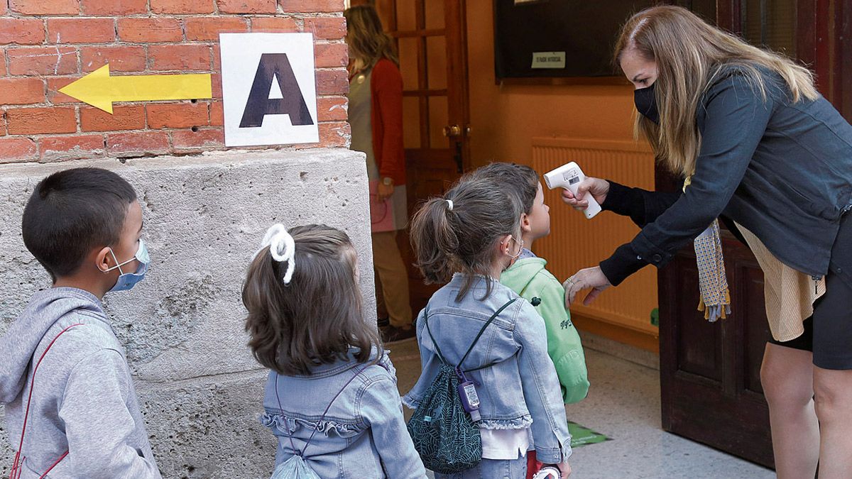 Imagen de archivo de un control de temperatura a la puerta de un colegio. | ICAL Imagen de archivo de un control de temperatura a la puerta de un colegio. | ICAL