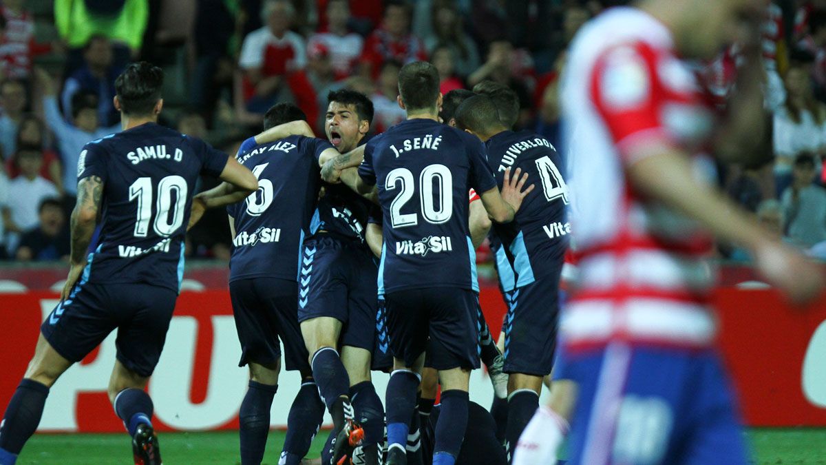 Los jugadores de la Cultural celebran el gol que le dio el empate al equipo en Los Cármenes en 2018. | LOF