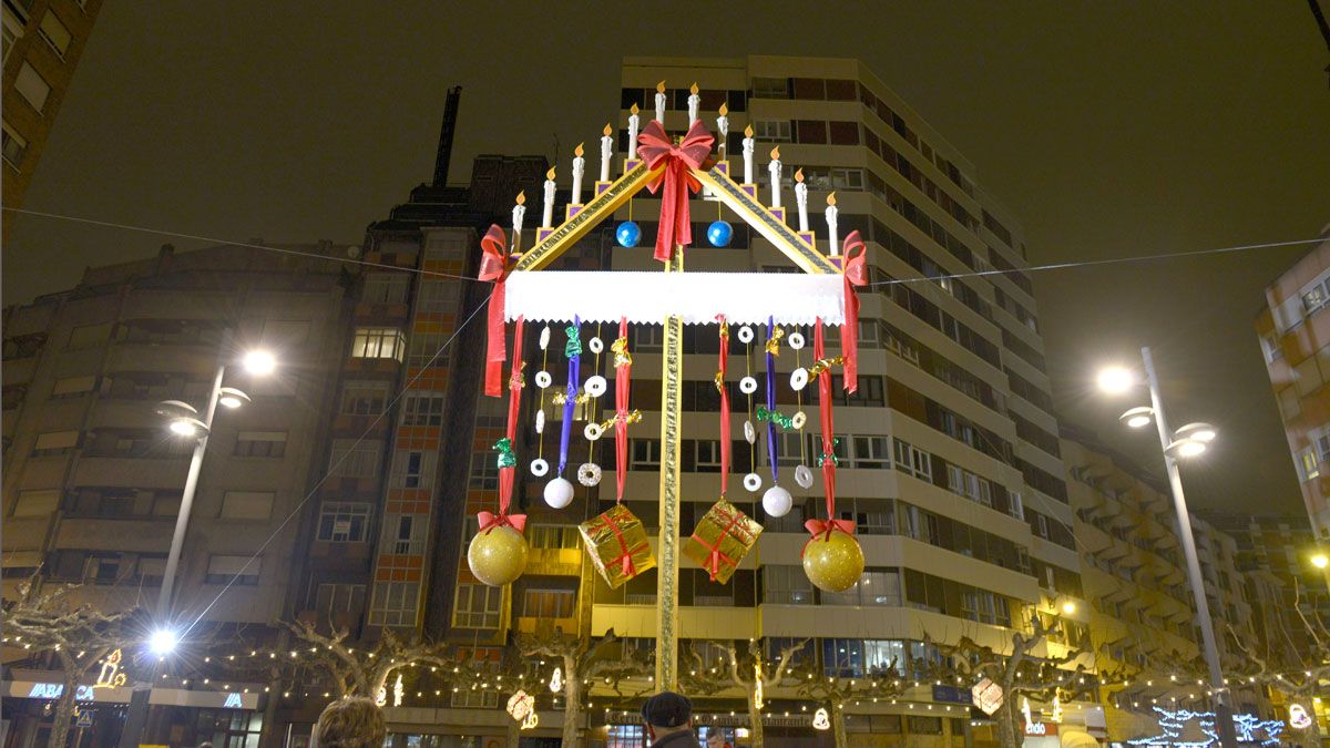 Un ramo leonés instalado en la plaza de las Cortes. | MAURICIO PEÑA