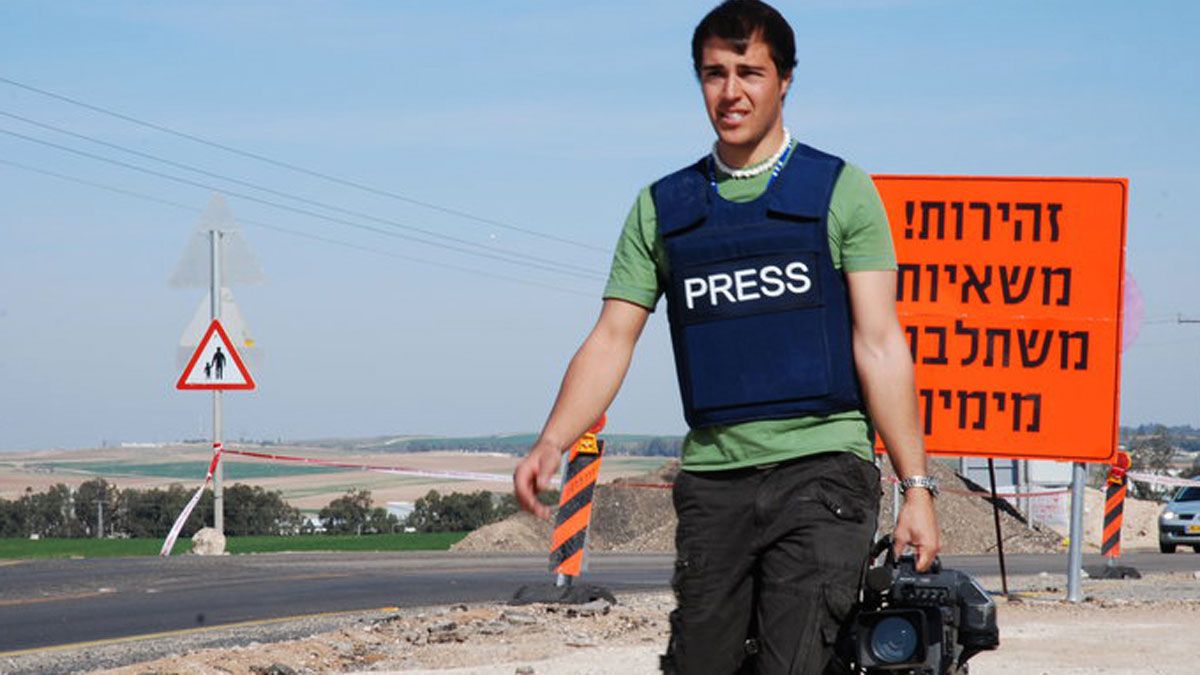 El cámara berciano Carlos Toribio, durante uno de viajes de trabajo a zonas de conflicto. | Ical