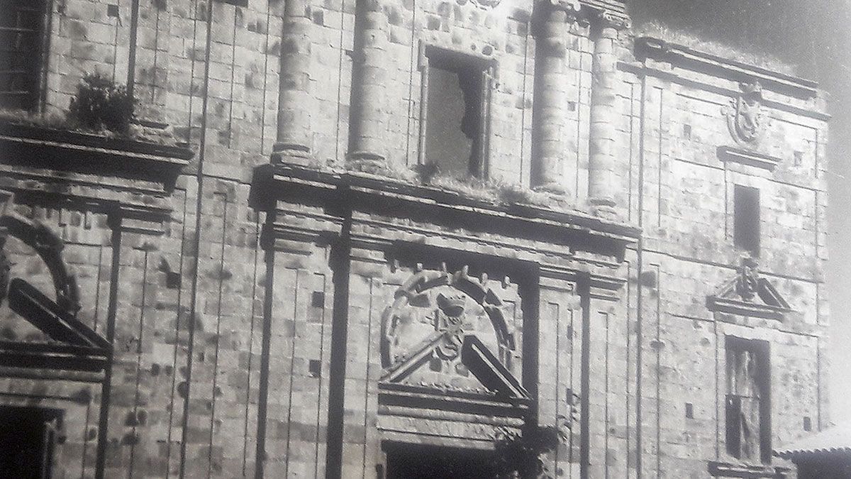 Detalle de la fachada del Palacio de Renedo, objeto de uno de los reportajes del colaborador habitual Ramón Gutiérrez.