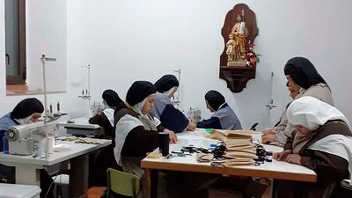 Imagen de unas monjas cosiendo mascarillas en un convento de Salamanca. | ICAL Imagen de unas monjas cosiendo mascarillas en un convento de Salamanca. | ICAL