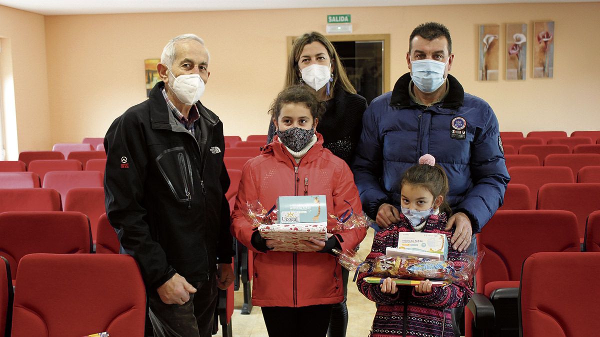 Algunos miembros de la corporación municipal entregaron los regalos a los más pequeños de Cabreros. | T.G.