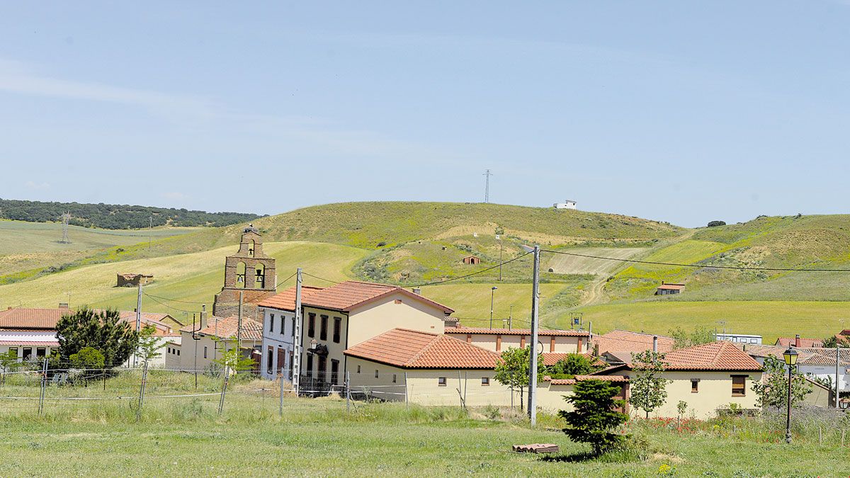 Vista general de Fáfilas, pueblo del municipio de Villabraz. | MAURICIO PEÑA Vista general de Fáfilas, pueblo del municipio de Villabraz. | MAURICIO PEÑA