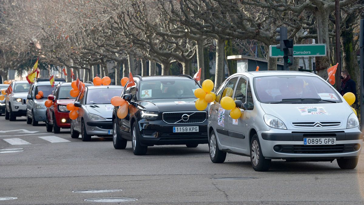 Manifestación de coches contra la Ley Celaá en las calles de León. | MAURICIO PEÑA