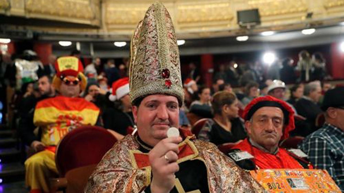 El hostelero leonés Juan López acude cada año disfrazado de obispo al sorteo de la lotería de Navidad. | L.N.C.