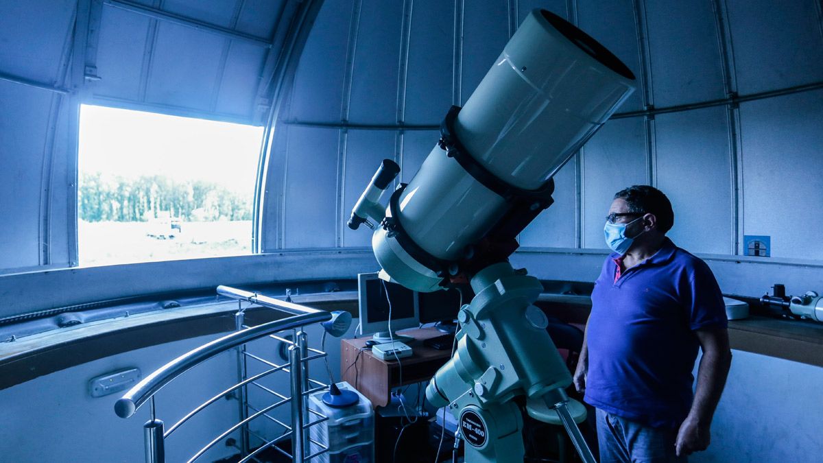 Pepe Gavilanes con los equipos del Observatorio Astronómico Municipal de León 'Pedro Duque'. | ICAL