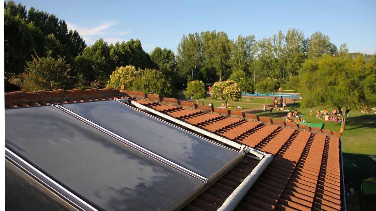 Las placas solares de la piscina  municipal de Veguellina de Órbigo.