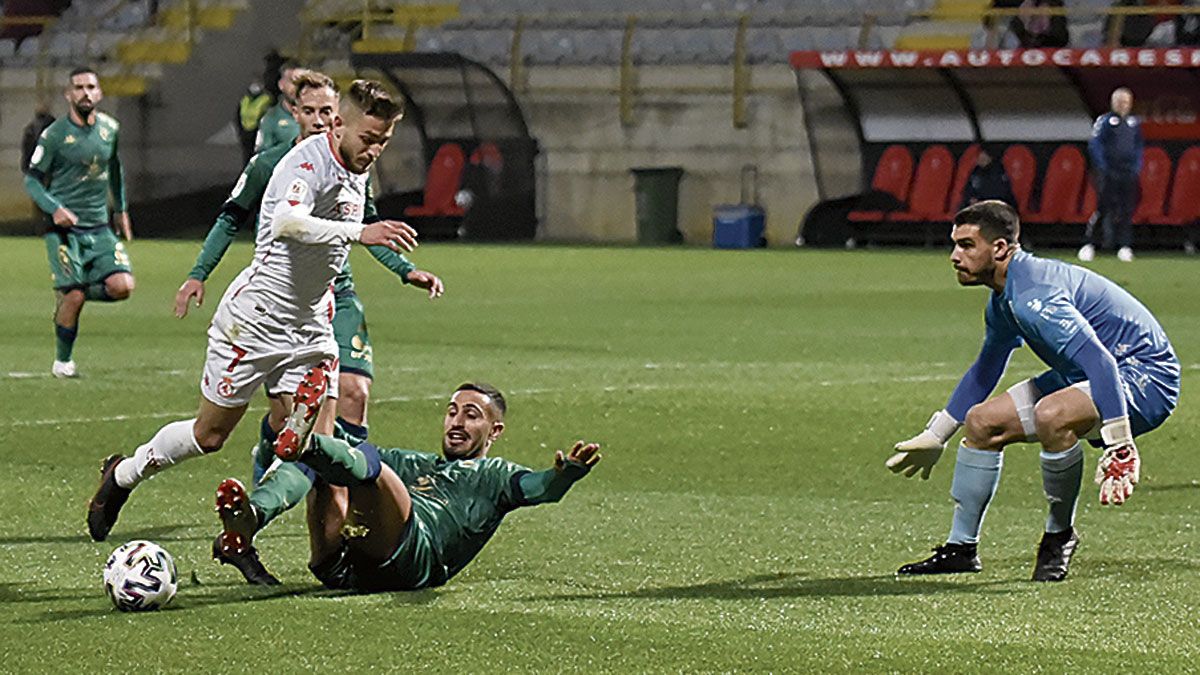 Pipo intenta zafarse de un rival durante el choque ante el Villanovense. | SAÚL ARÉN