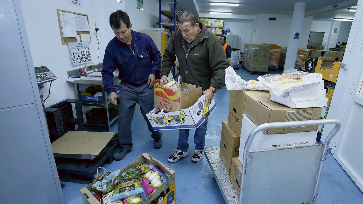 Endesa realiza la aportación para ayudar a las familias más necesitadas.