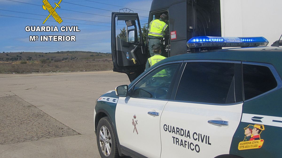 Imagen de archivo de una operación de la Guardia Civil de Tráfico. | L.N.C.