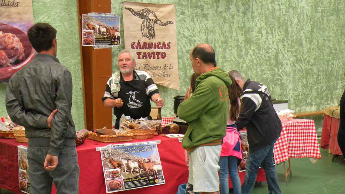 No falta la tradicional cecina de chivo de Vegacervera, con Tavito. | E. NIÑO