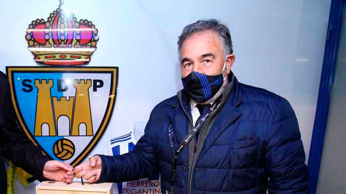 Fernández Nieto, durante el intercambio de regalos con el Oviedo previo al último partido de liga de los bercianos. | SDP