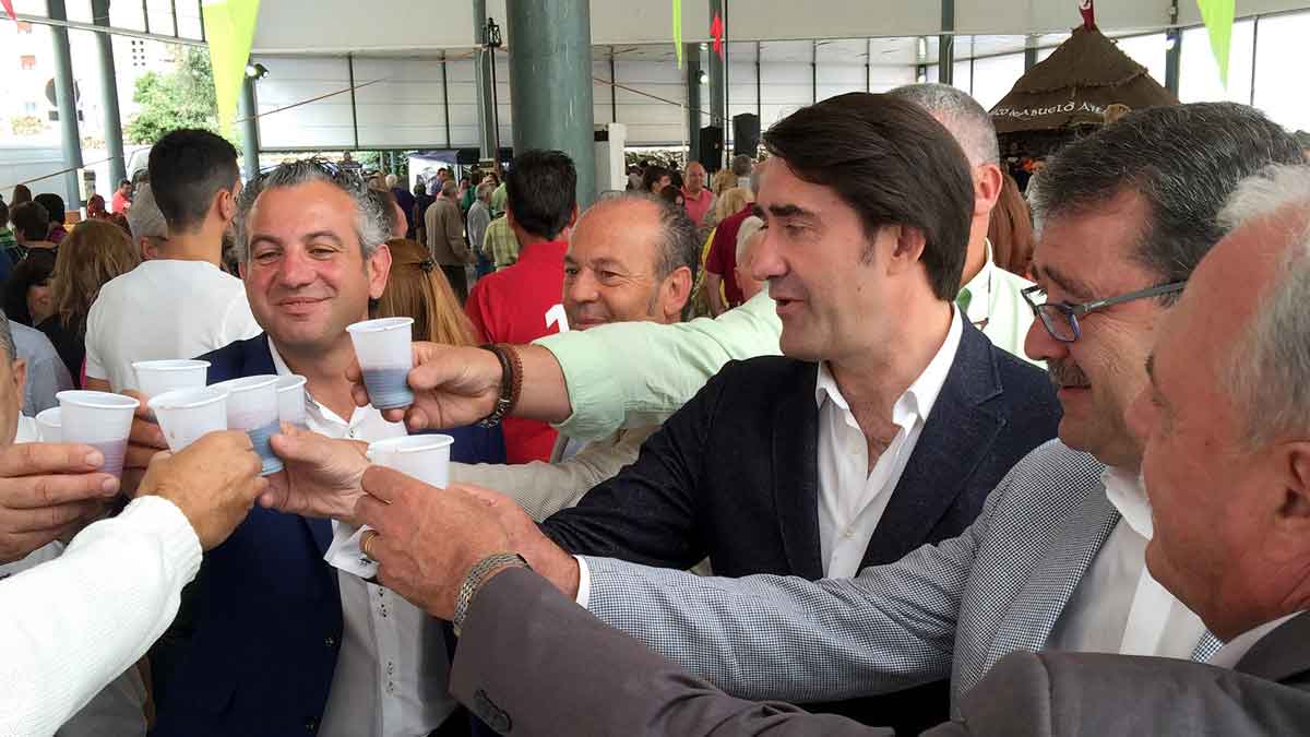 El consejero Suárez-Quiñones, el alcalde de Cistierna y otras autoridades, este sábado en Cistierna. | ICAL