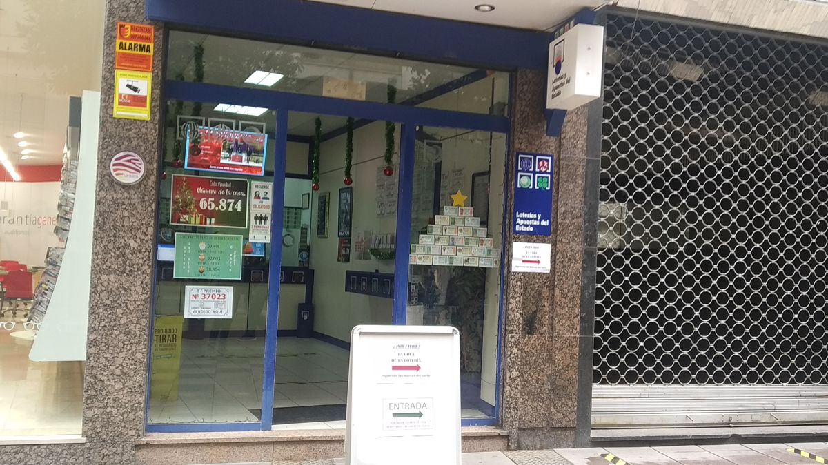 La administración que repartió la suerte ya luce el premio en su escaparate. | MAR IGLESIAS
