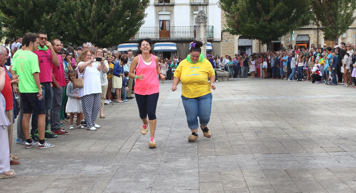 Dos de los siete participantes en la carrera de madreñas celebrada este sábado en Boñar. | A. HURTADO